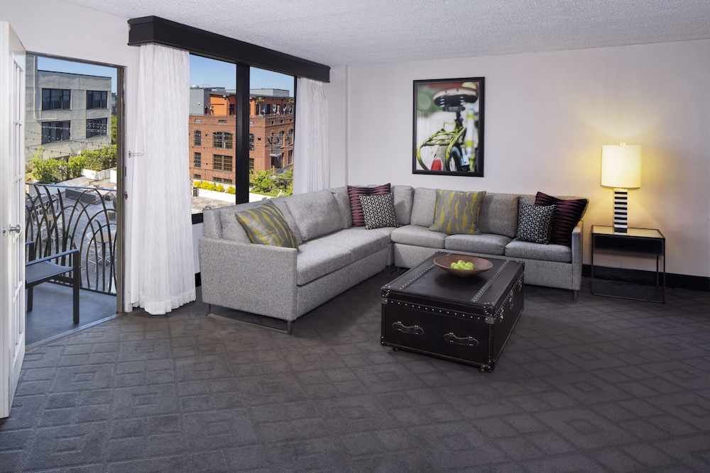 Suite with River View thumbnail 5