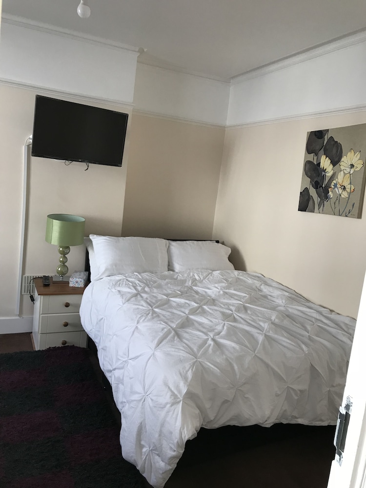 House, 5 Bedrooms photo 2