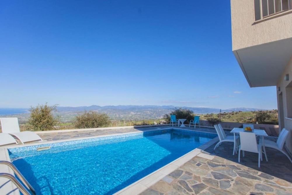 Villa photo 2