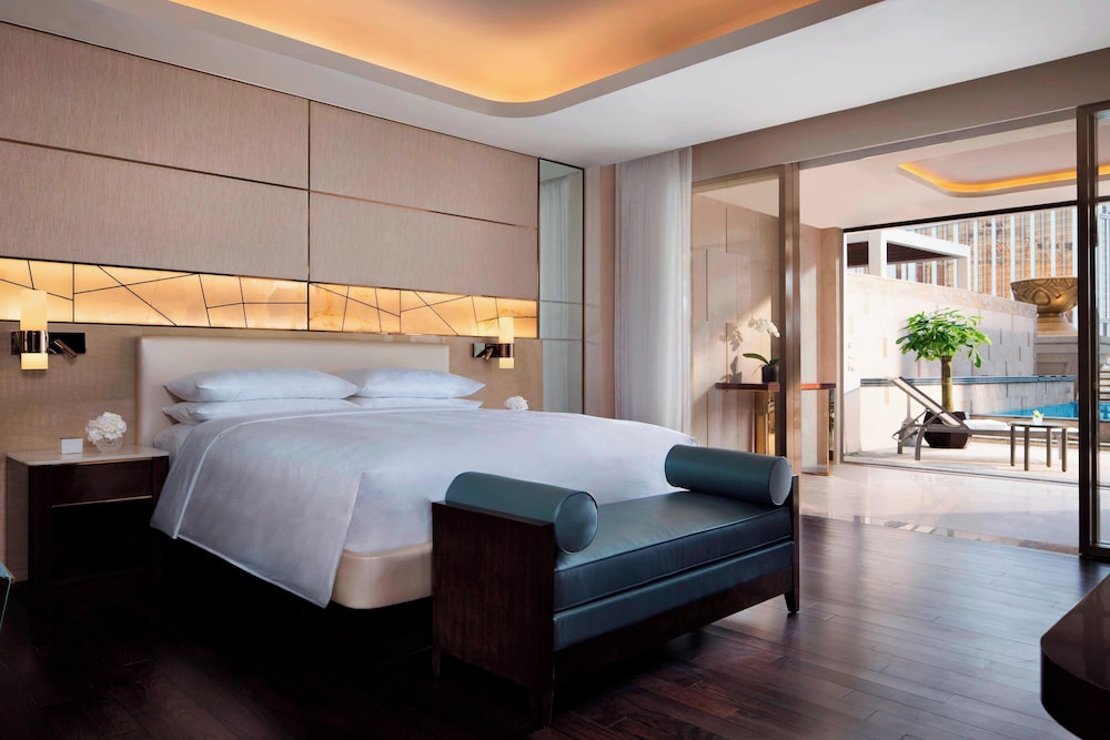 Executive Suite, 1 King Bed, Balcony (Retreat Pool Suite, Executive Lounge ) photo 3