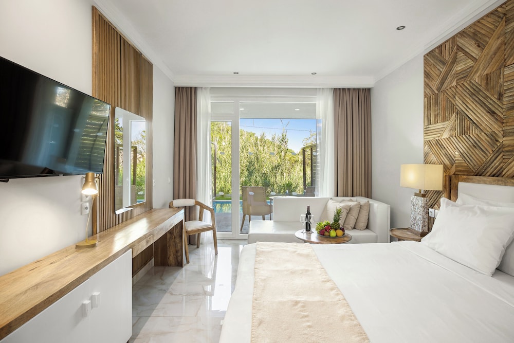 Superior Double with Plunge Pool - Photo 5
