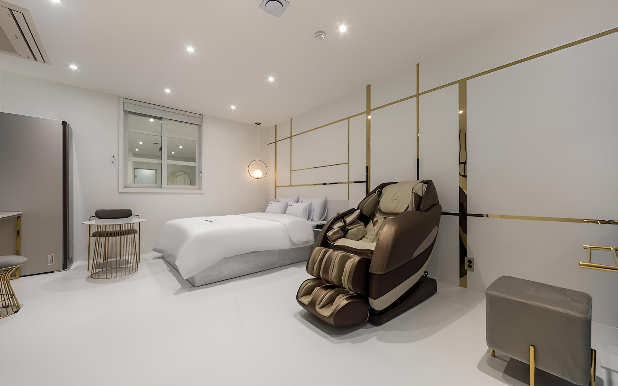 Room (Deluxe (with styler Netflix available) - Photo 5
