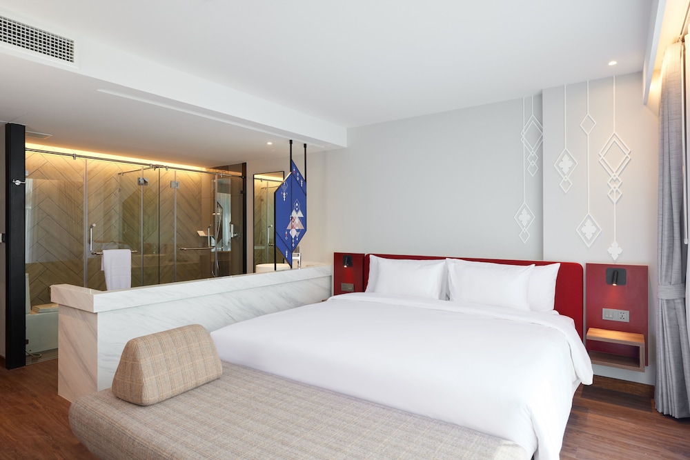 Deluxe Room, 1 King Bed (Premium) photo 3