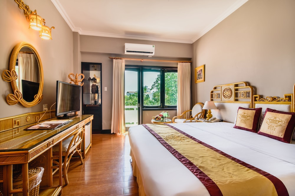 Deluxe Room, Garden View - Photo 9