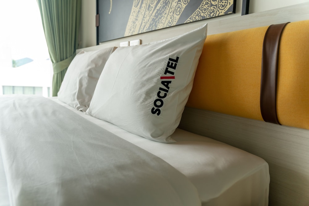 Deluxe Room, 1 King Bed - Photo 3