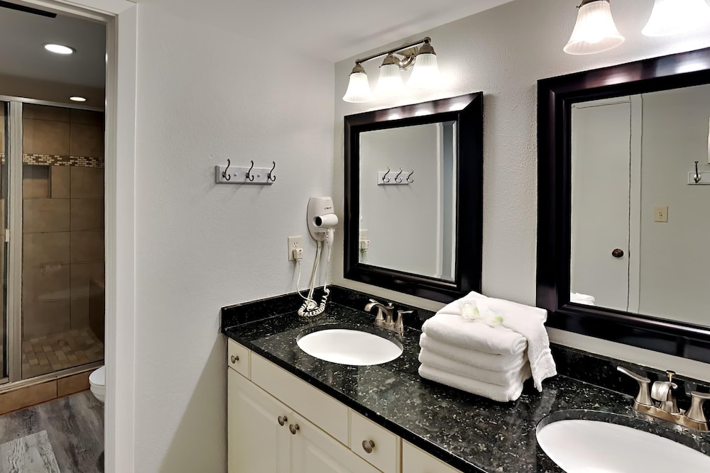 Condo, Multiple Beds, Balcony, Ocean View (T2 606 - No Pets) photo 2