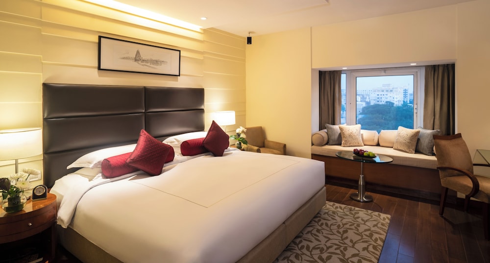 Luxury Room, 1 King Bed, Pool View