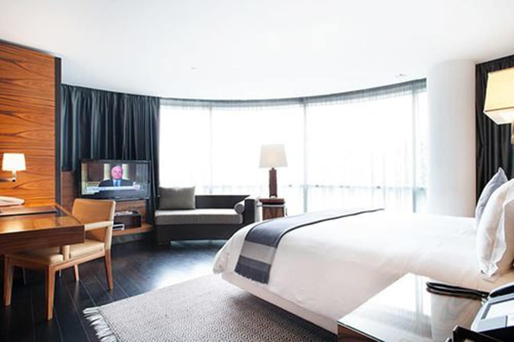 Premium Room, 1 King Bed, Corner - Photo 3