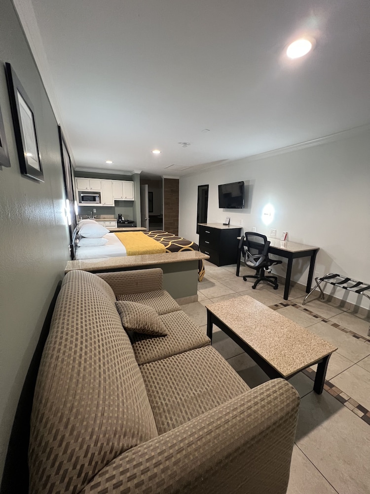 Suite, 1 King Bed, Non Smoking - Photo 3
