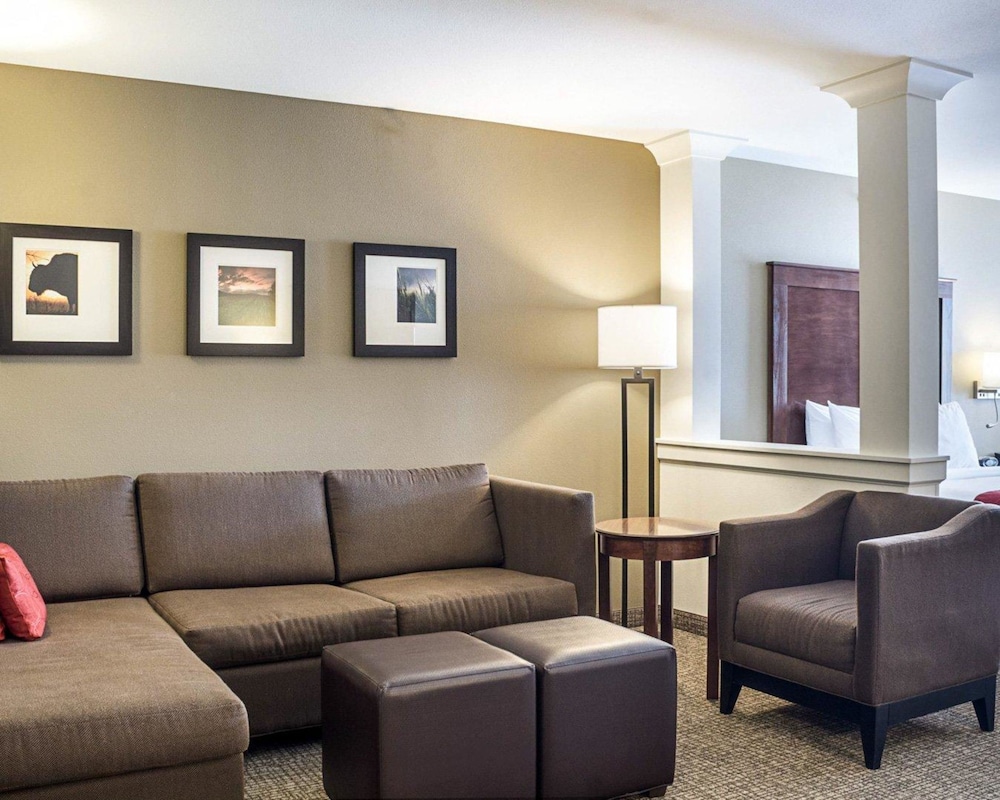 Suite, Multiple Beds, Non Smoking, Refrigerator & Microwave photo 3