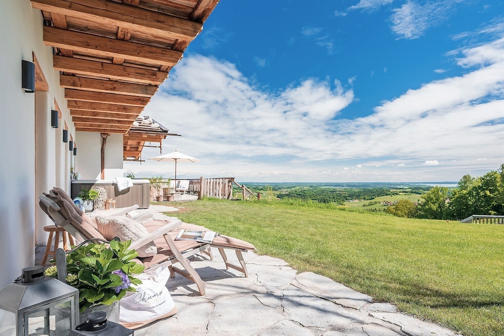 Family Chalet, 4 Bedrooms, Hot Tub, Lake View