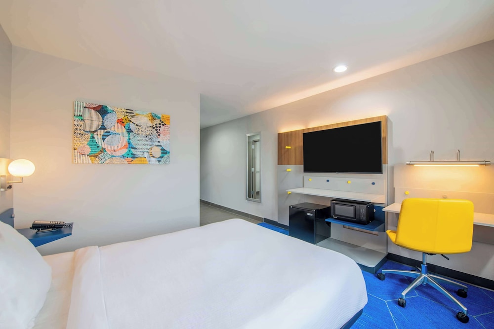 Suite, Accessible, Non Smoking (1 Queen Bed and 1 Futon) - Photo 2
