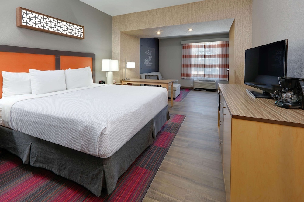 Family Suite, 1 King Bed, Accessible, Non Smoking (Deluxe, Mobility/Hearing, Grab bars) - Photo 2
