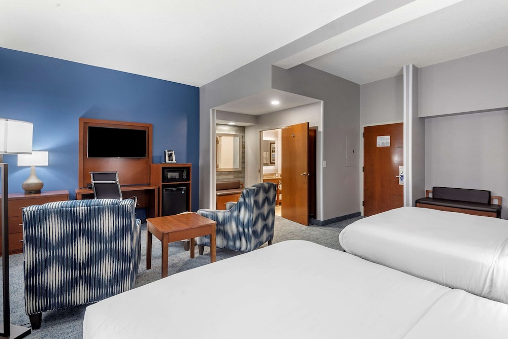 Suite, Non Smoking (2 Queen Beds with Sofabed) - Photo 6