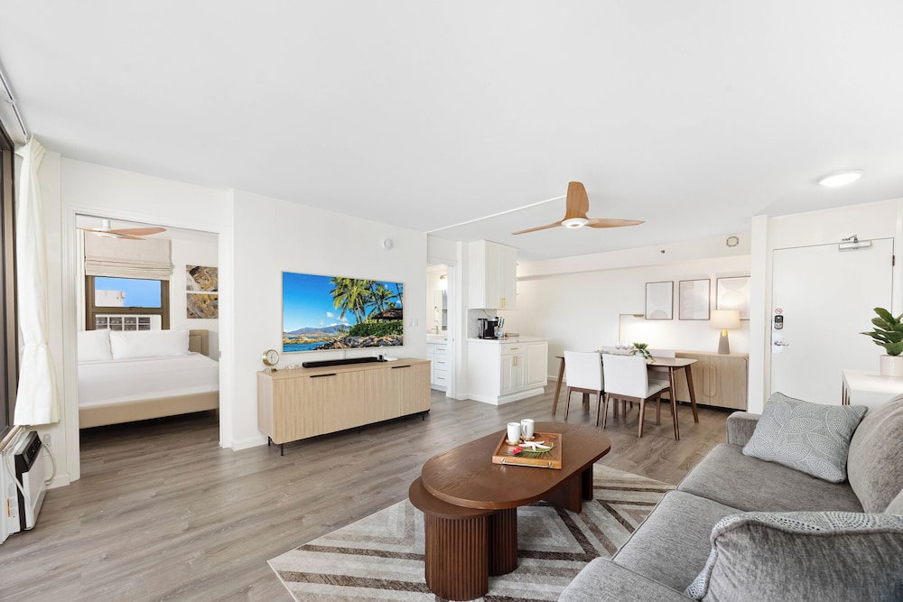 Premium Remodeled Condo with Ocean View and Parking: Premium Apartment, 1 King Bed with Sofa bed, Ocean View (WB 2713 T1) photo