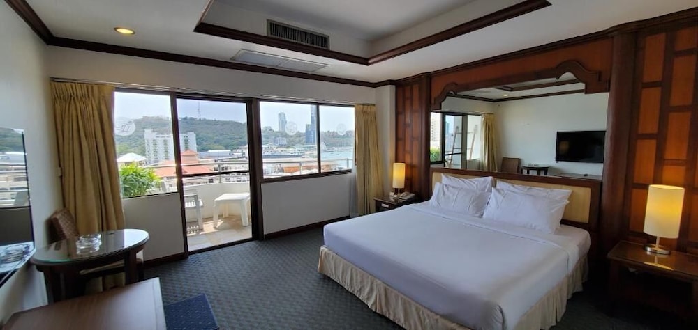 Deluxe Double room thumbnail 5