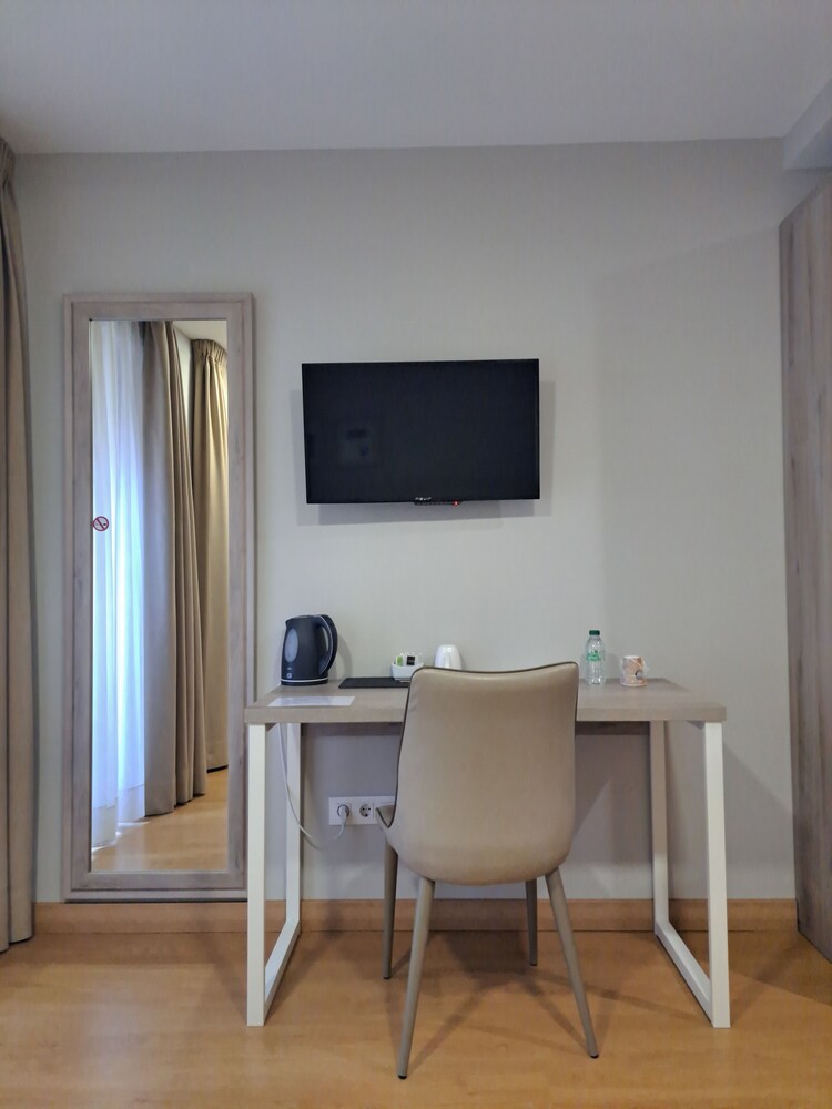 Standard Double Room, Private Bathroom - Photo 2