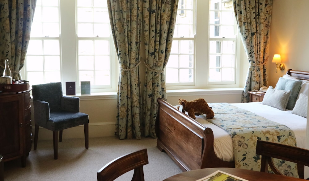 Harewood Junior Suite photo 1