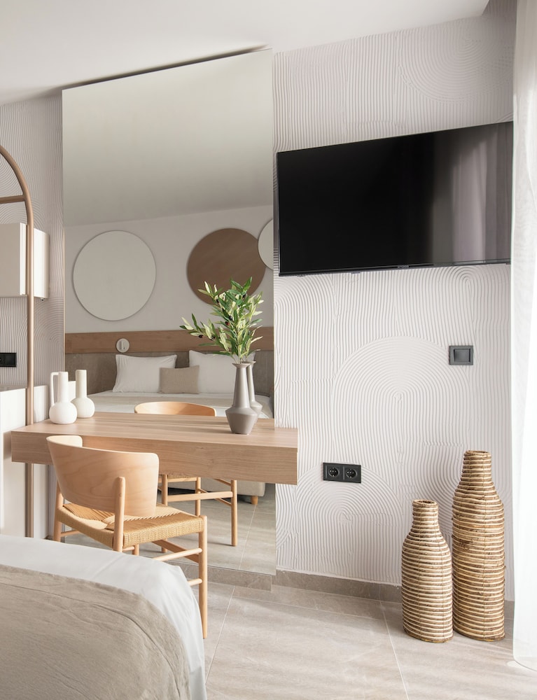 Deluxe Studio Suite, 1 King Bed with Sofa bed