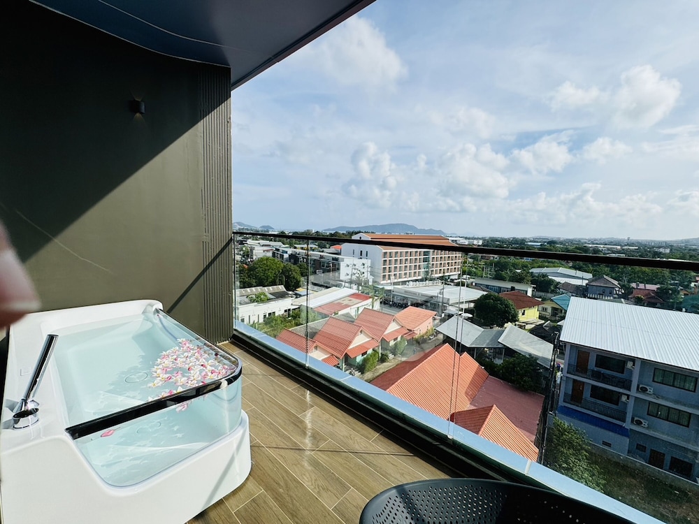 Premium Deluxe Double Room - Photo 11