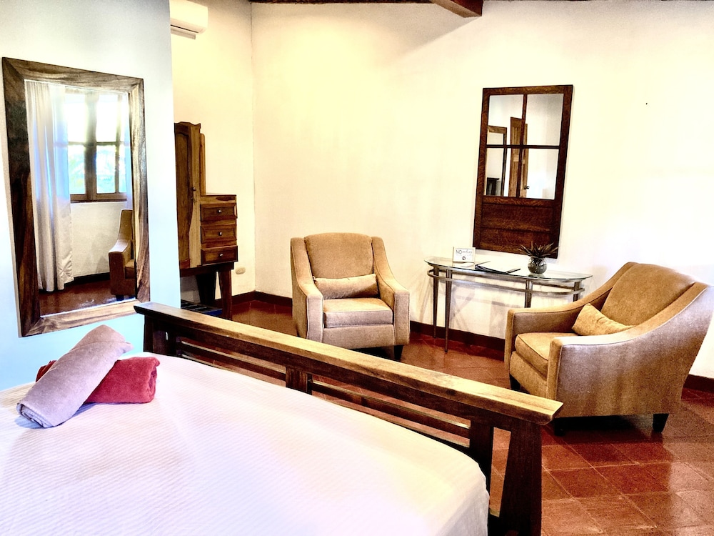 Deluxe Room, 1 Queen Bed, Garden View, Courtyard Area photo 3
