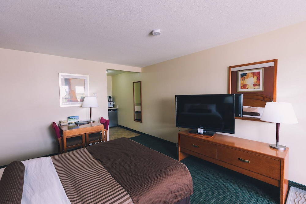 Standard Room, 1 Queen Bed, Refrigerator & Microwave photo 2
