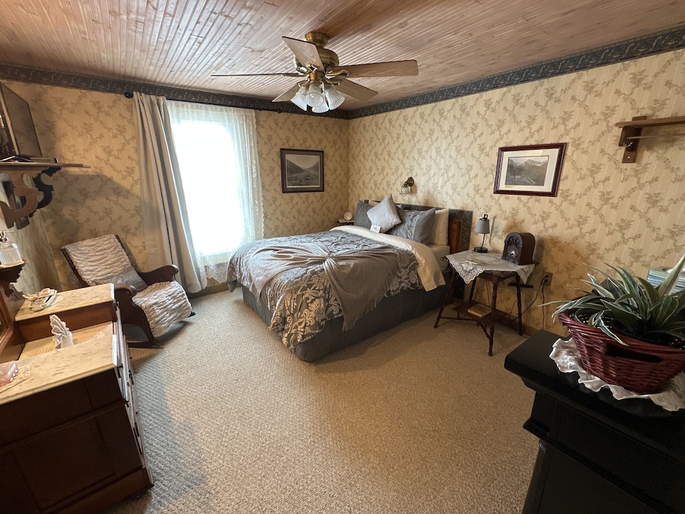 Economy Room, 1 Queen Bed, Shared Bathroom, Mountain View (Room 6) photo 1