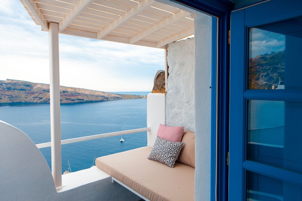 Vibrant Suite with Sunset View photo 2
