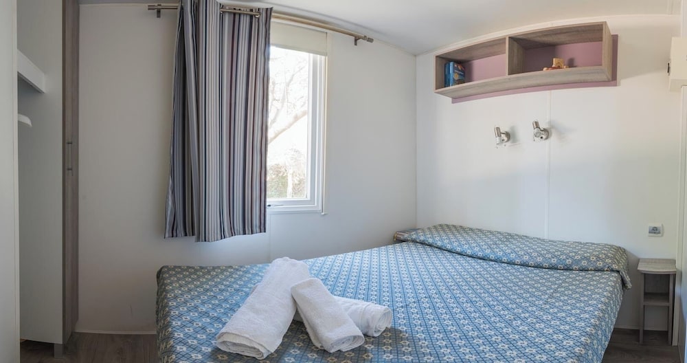 Deluxe Mobile Home, 3 Bedrooms, Kitchen photo 2