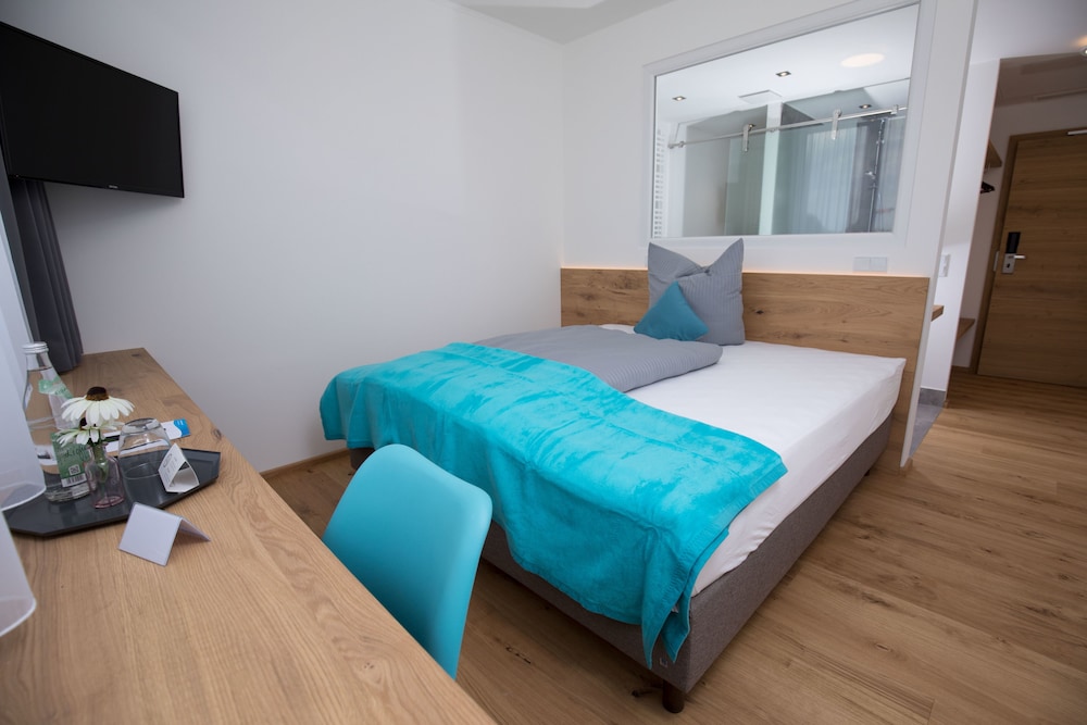 Single Room, 1 Queen Bed, Non Smoking photo 3