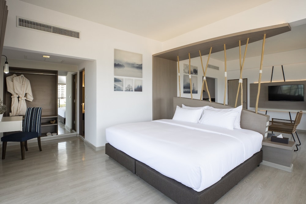 Suite, 1 King Bed (Ocean) - Photo 16