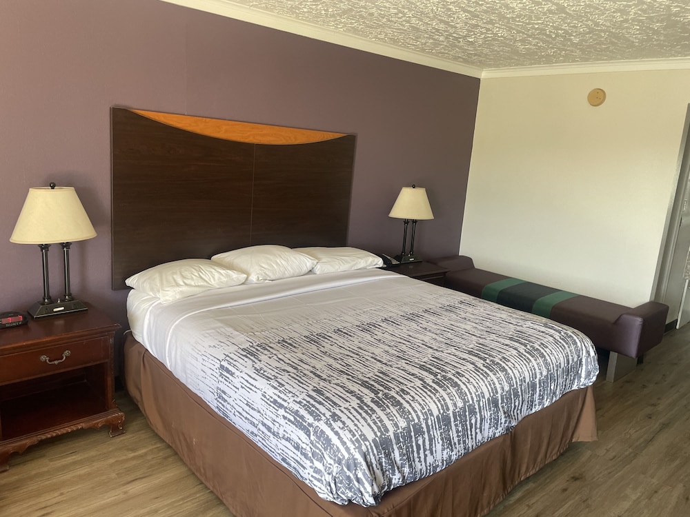 Standard Room, 1 King Bed, Smoking photo 2