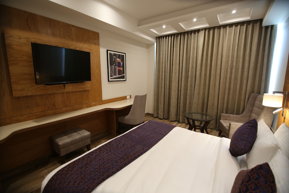 Deluxe Double Room, 1 King Bed, City View photo 3