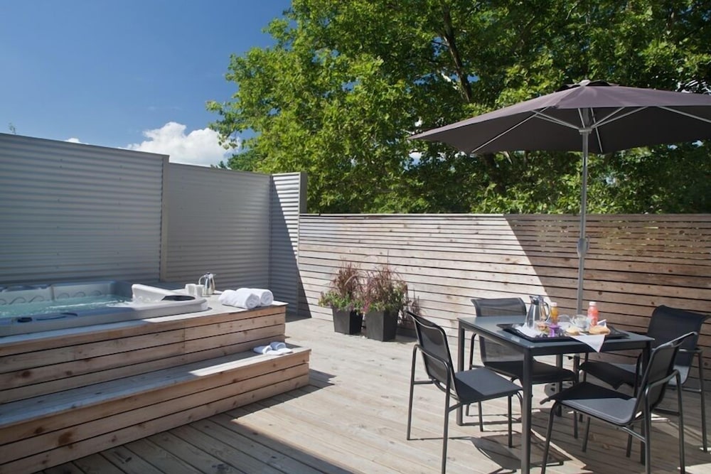Grand Suite with Deck photo 3