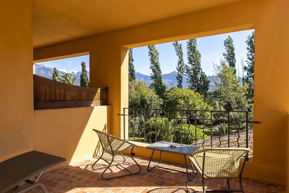 Superior Suite, 1 Bedroom, Mountain View, Garden Area