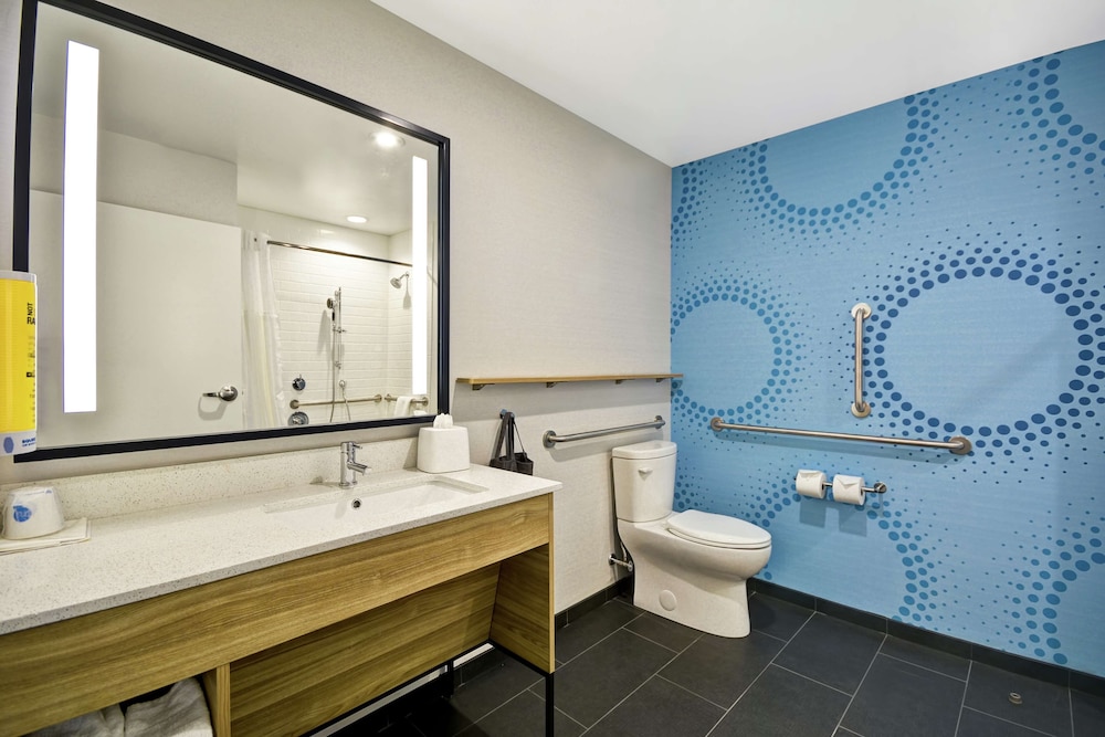 Room, 2 Queen Beds, Accessible, Bathtub (Hearing) - Photo 2