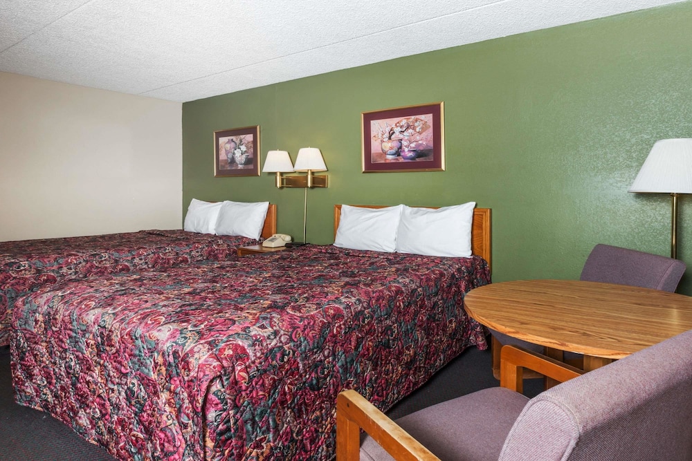 Standard Room, 2 Double Beds, Non Smoking - Photo 1