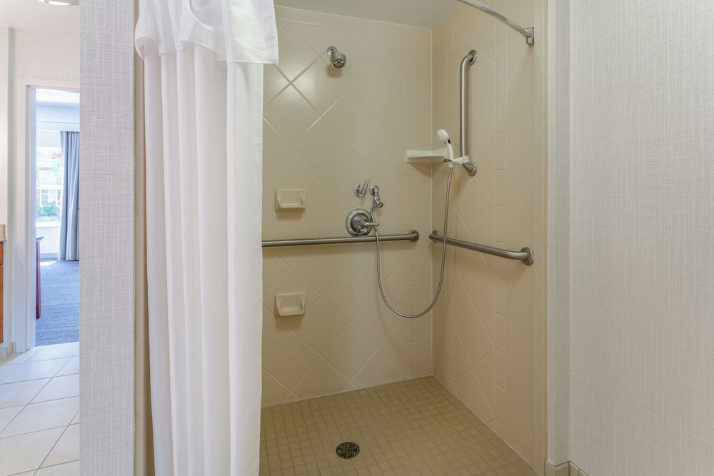 Studio Suite, 2 Queen Beds Accessible (Mobility & Hearing, Roll-in Shower) - Photo 4