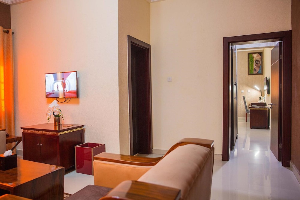 Executive Suite - Photo 4