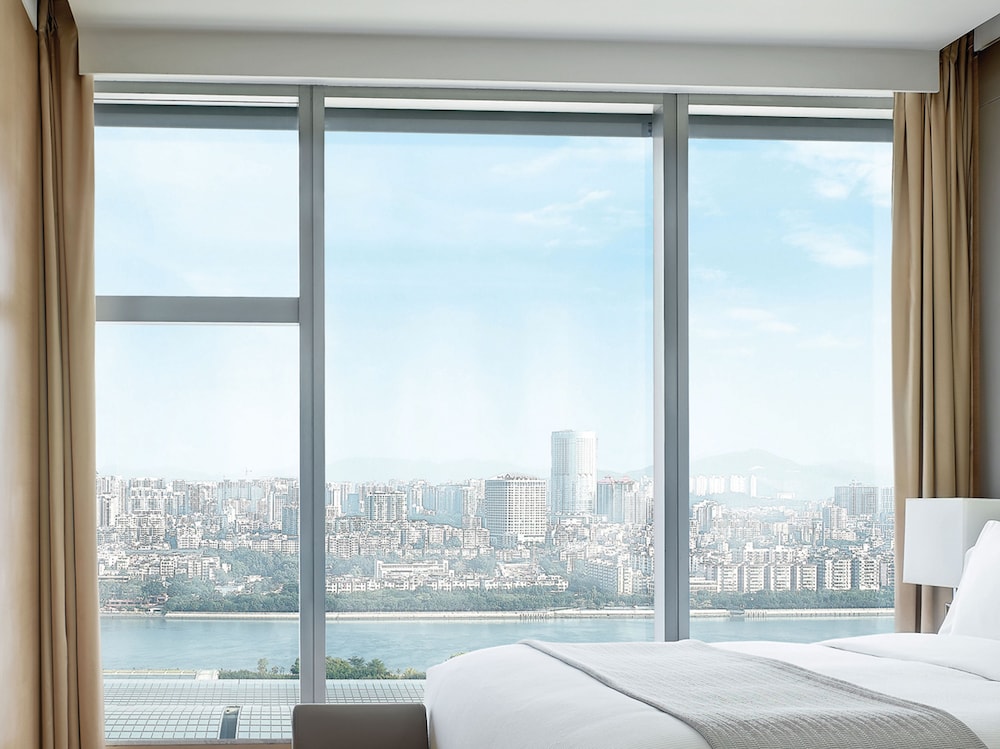 Deluxe Room, 1 Queen Bed, River View photo 2