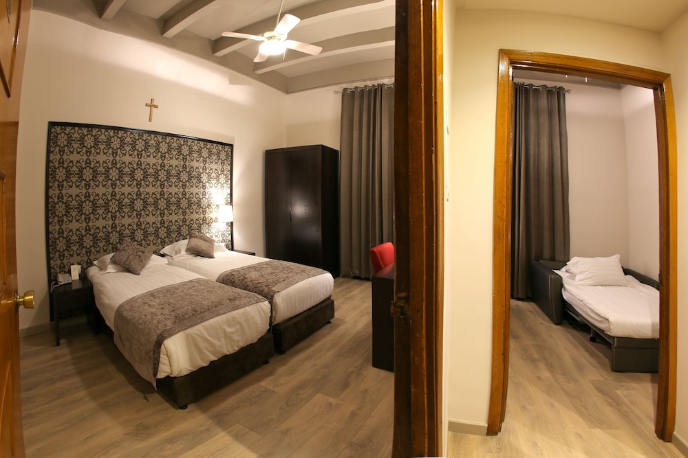 Standard Twin Room, 1 Bedroom, Non Smoking, Courtyard View photo 2