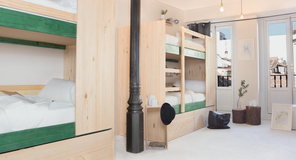 One Single Bed in Shared Dormitory for 6 occupants, Private Bathroom, Women Only photo 3