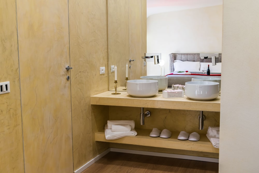 Deluxe Suite - Photo 14