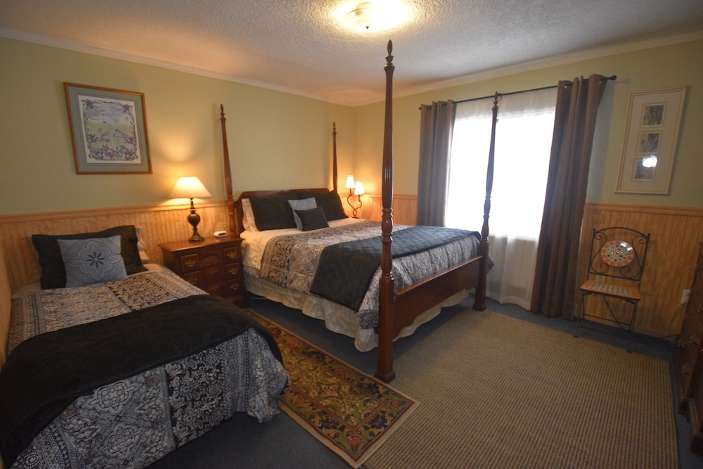 Classic Triple Room, Multiple Beds photo 1
