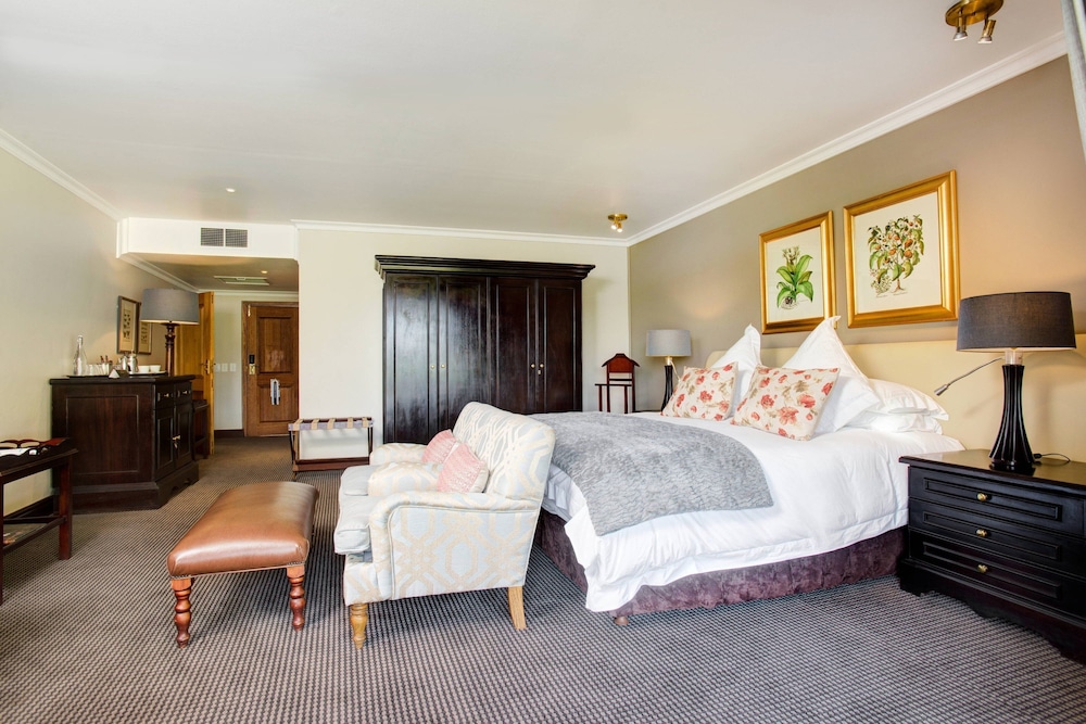 Room, 1 King Bed with Sofa bed, Lake View (Balcony) photo 3
