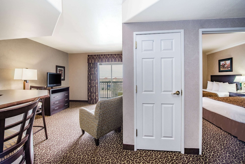 Standard Room, 1 King Bed - Photo 2