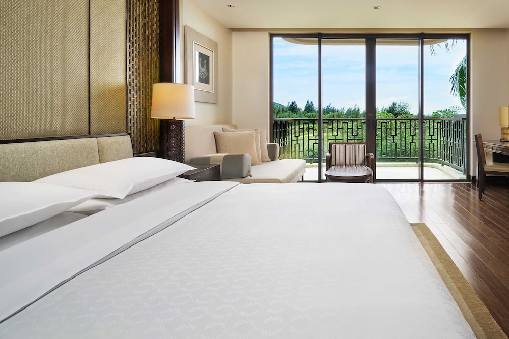 Deluxe Room, 1 King Bed, Balcony photo 3