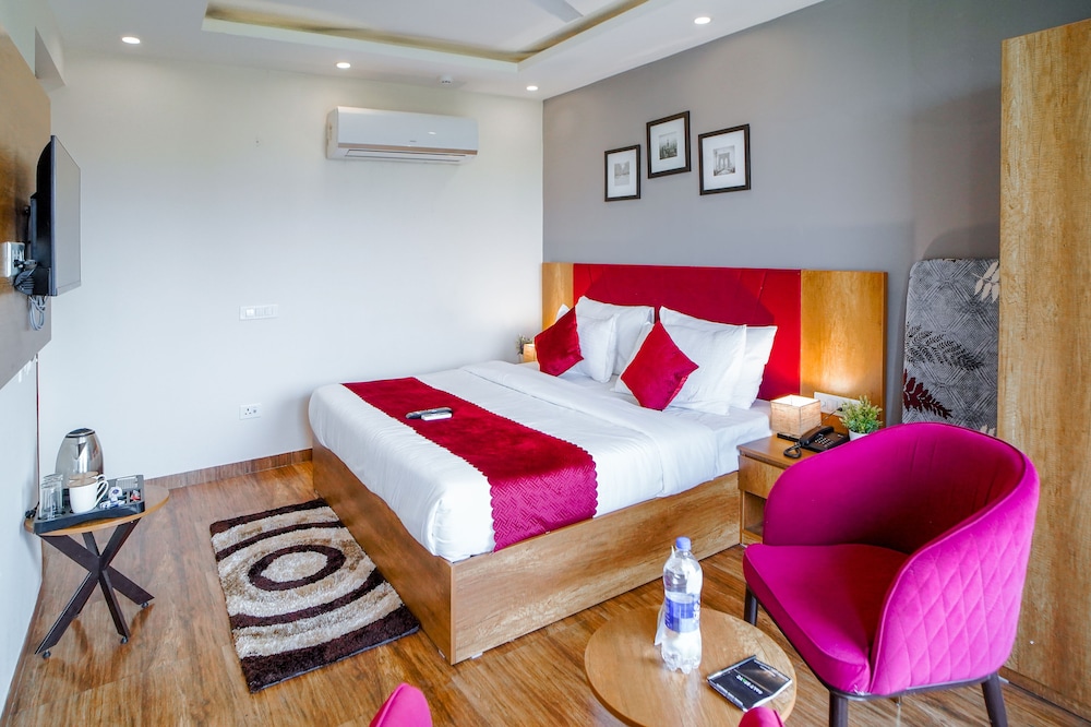 Deluxe Room - Photo 9