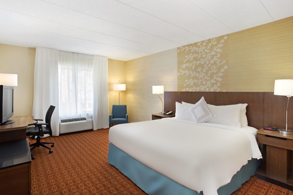 Room, 1 King Bed (Mobility/Hearing Accessible, Tub) - Photo 2