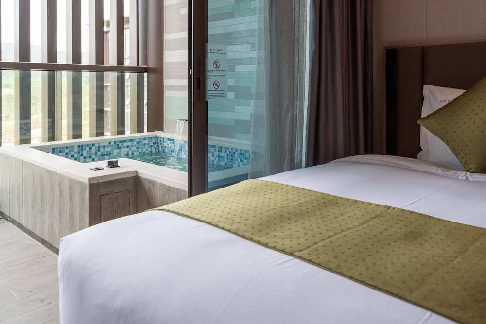 Standard Room, 1 King Bed, Lake View - Photo 9
